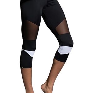 Onzie Hot Yoga Cut Out Capri 270 – Black/White – XS